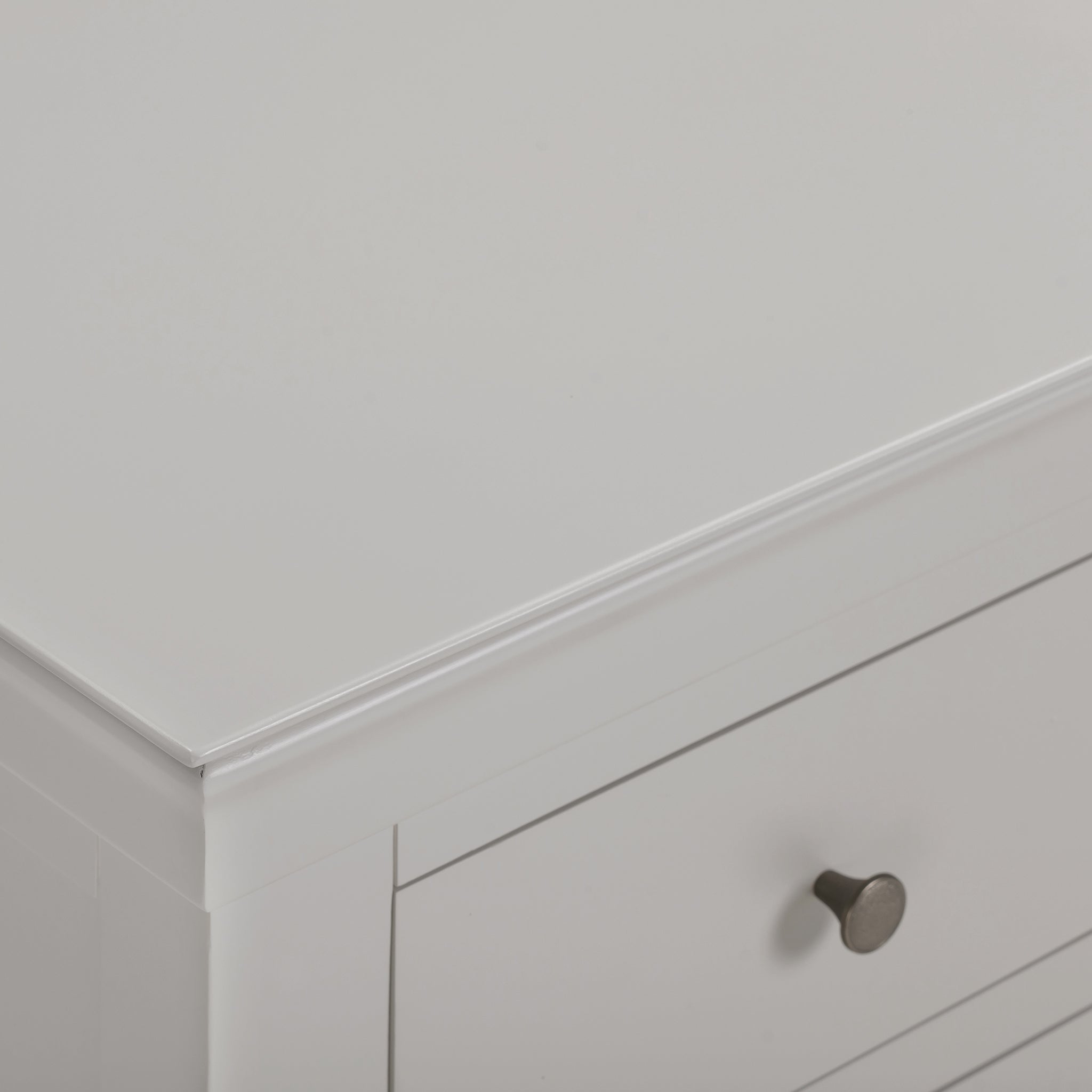 Discover the refined beauty of the Chalbury 3 Over 4 Chest of Drawers in Pebble Grey, complete with small round metal handles. This elegant storage solution is ideal for tidying up your space and offers a sophisticated touch with its meticulous design details.