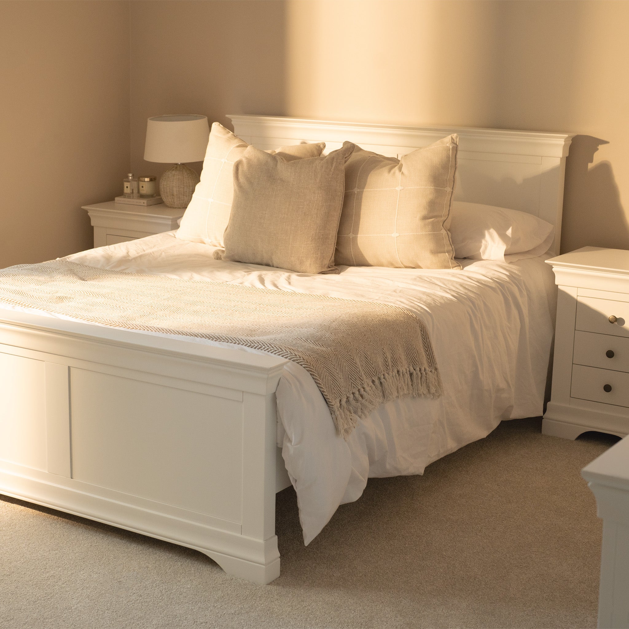 Chalbury 5ft High-End Kingsize Bed Frame in Warm White