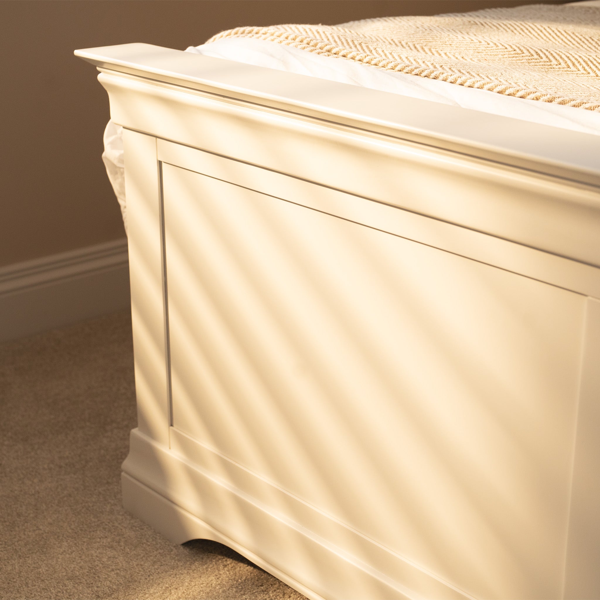 Chalbury 5ft High-End Kingsize Bed Frame in Warm White