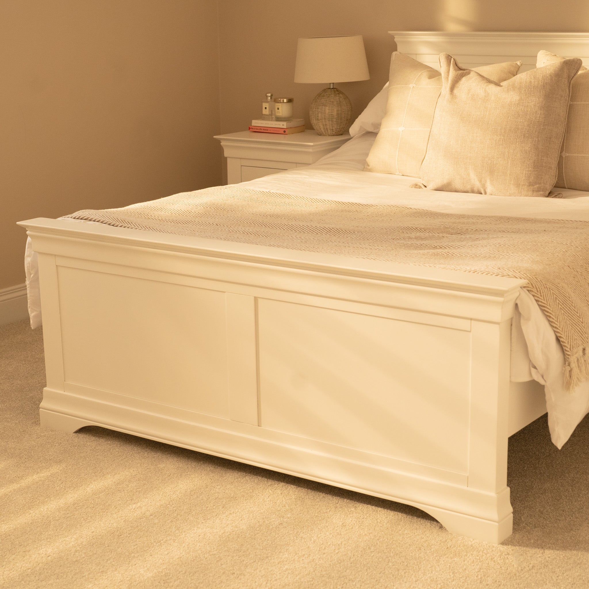 Chalbury 5ft High-End Kingsize Bed Frame in Warm White