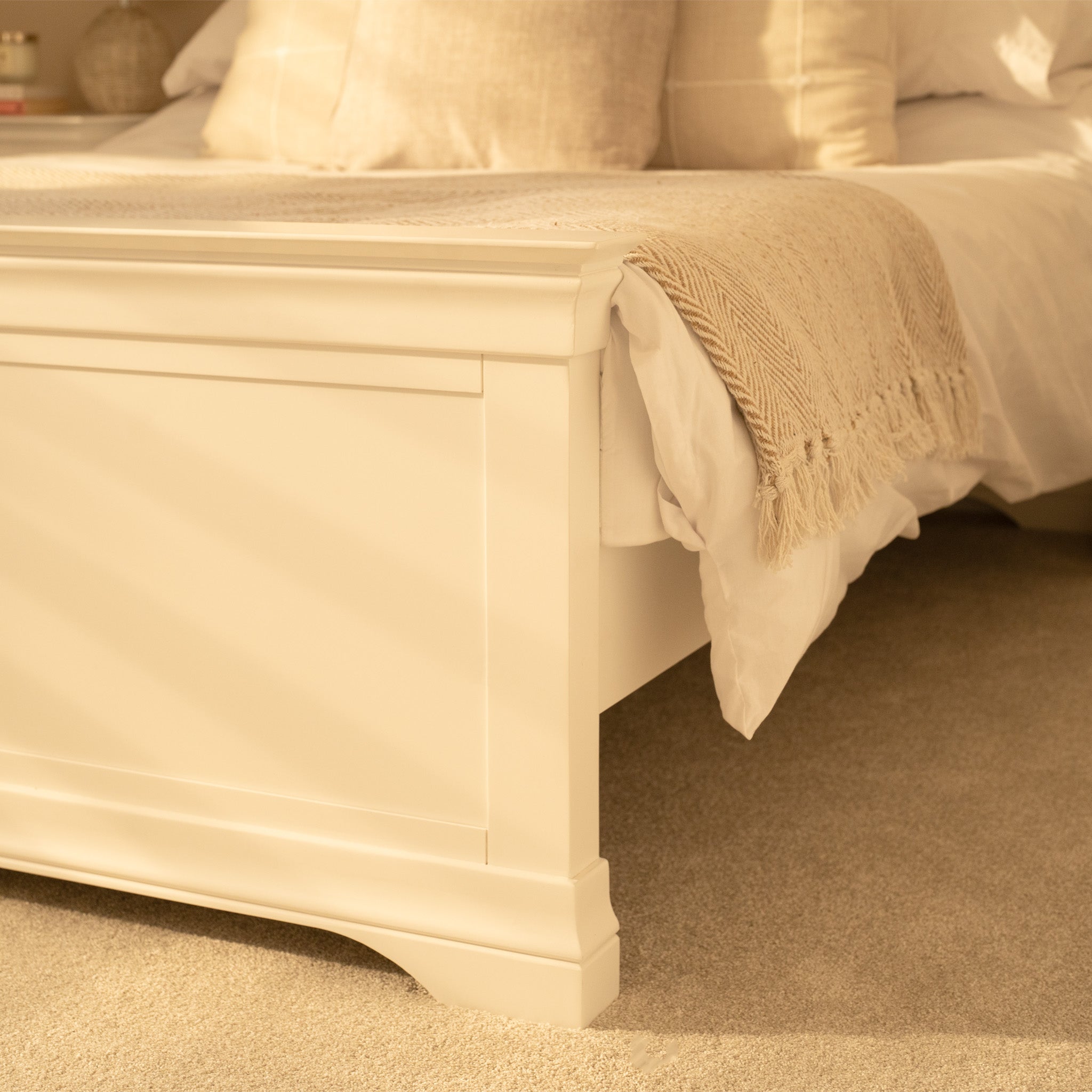 Chalbury 5ft High-End Kingsize Bed Frame in Warm White