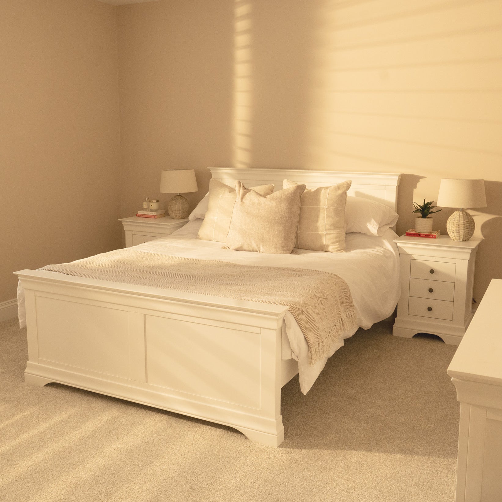 Chalbury 5ft High-End Kingsize Bed Frame in Warm White