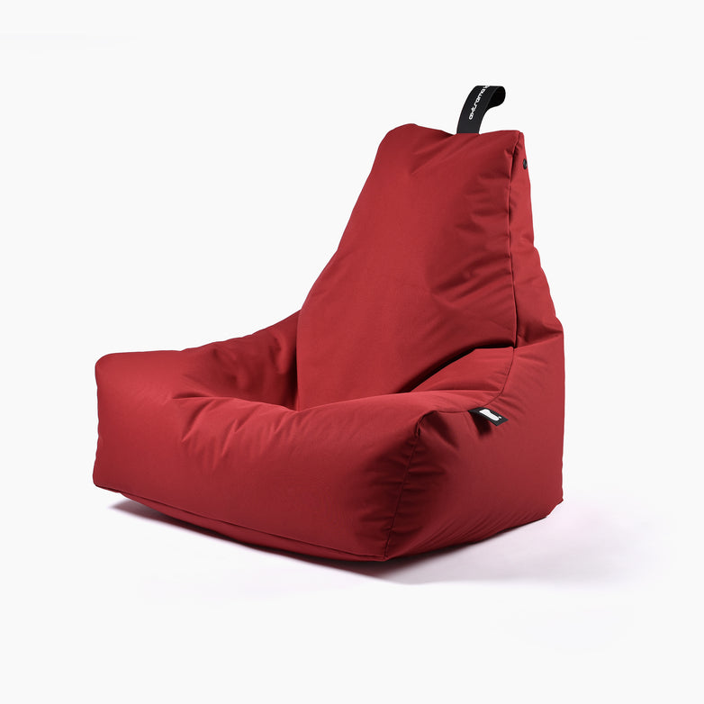 Outdoor Mighty B-Bag in Red made of waterproof fabric with a high backrest and a small black tag on top for hanging.